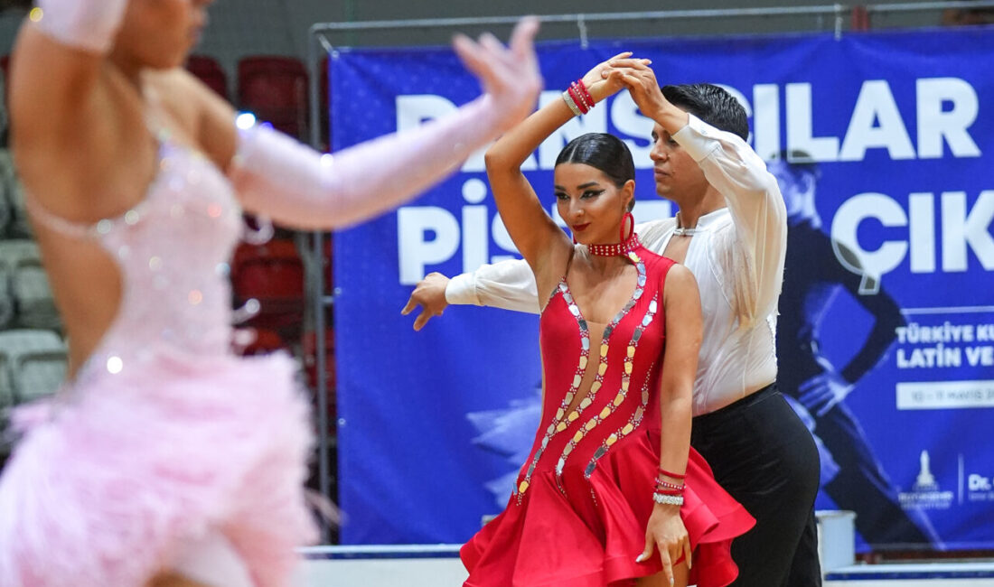İZMİR (AA) – Türkiye Dans Sporları Federasyonu tarafından düzenlenen Türkiye