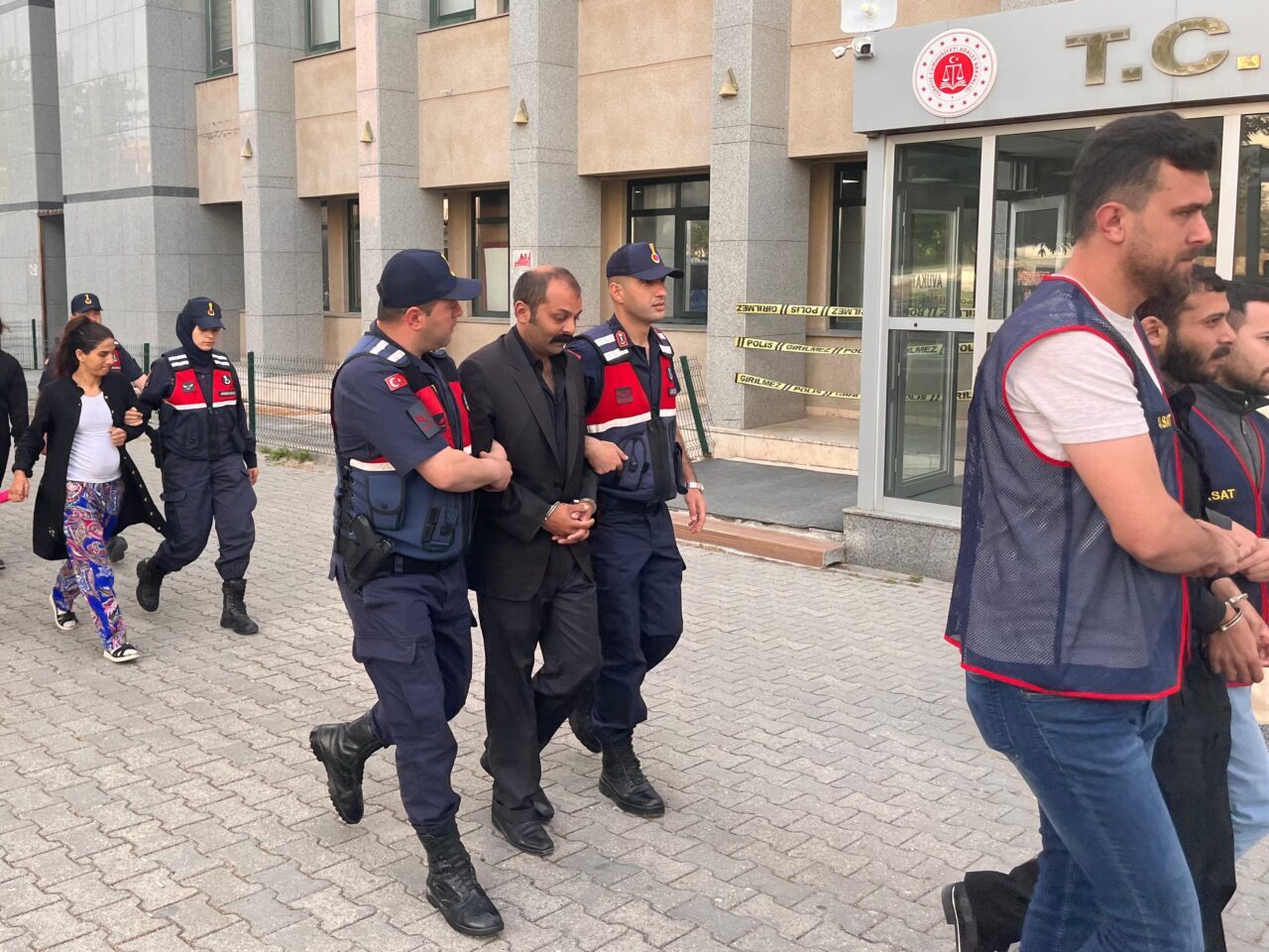 - Şüphelilerin çaldıkları malzemeleri saklamak için gizli bir düzenek yaptıkları