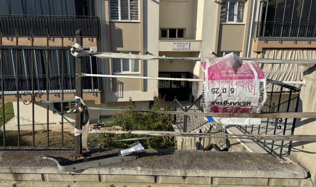 DENİZLİ (AA) – Denizli'nin Merkezefendi ilçesinde kontrolden çıkan otomobil, tel