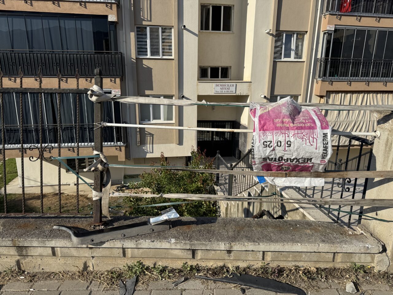 DENİZLİ (AA) – Denizli'nin Merkezefendi ilçesinde kontrolden çıkan otomobil, tel