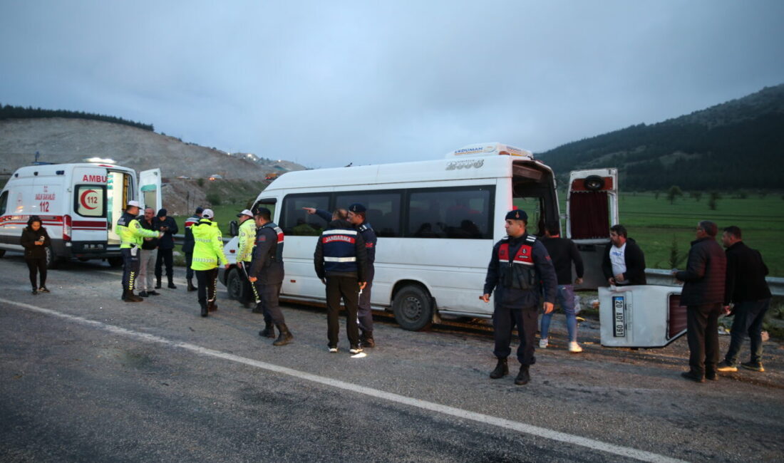 DENİZLİ (AA) – Denizli'nin Tavas ilçesinde servis minibüsünün karşı şeride