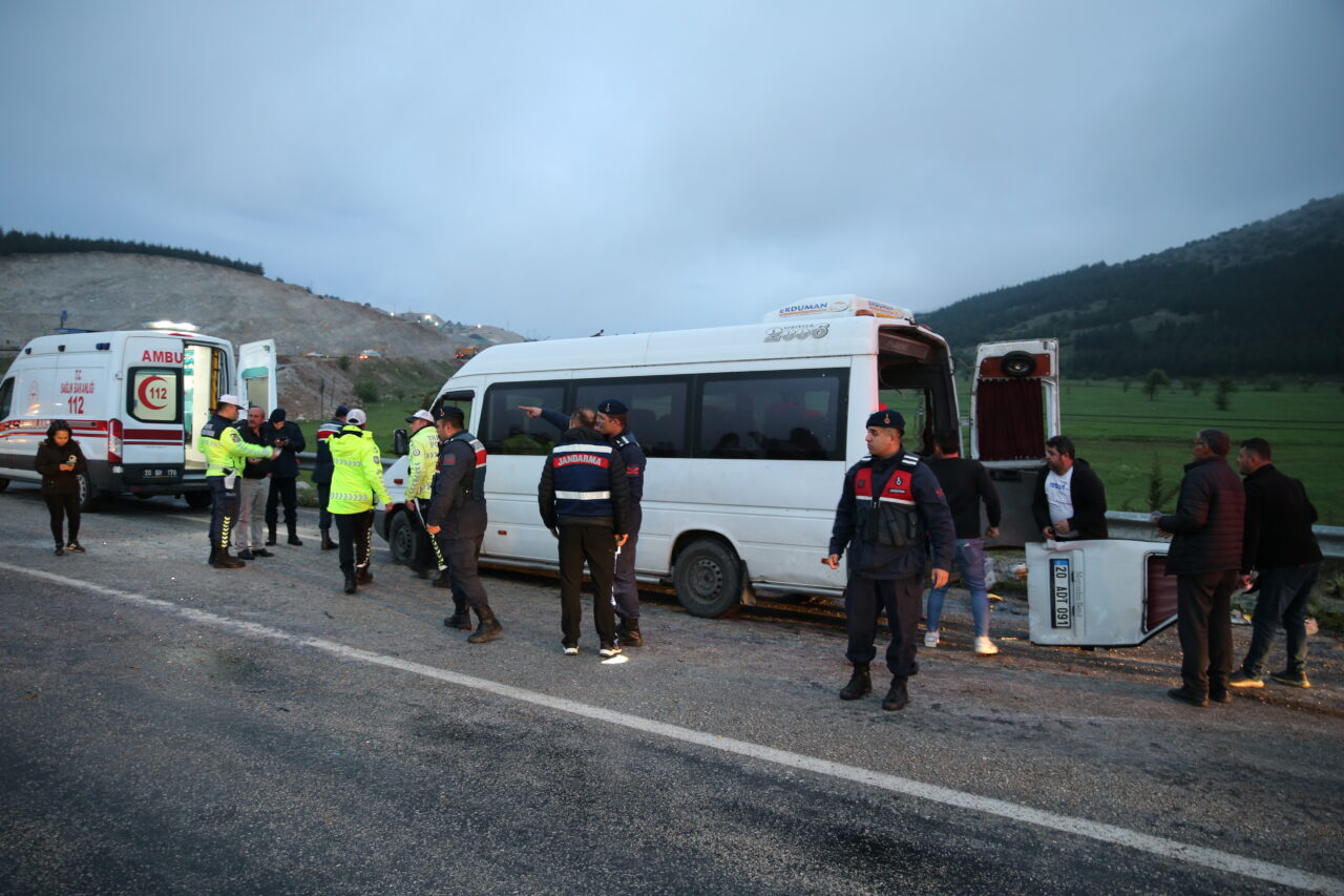 DENİZLİ (AA) – Denizli'nin Tavas ilçesinde servis minibüsünün karşı şeride