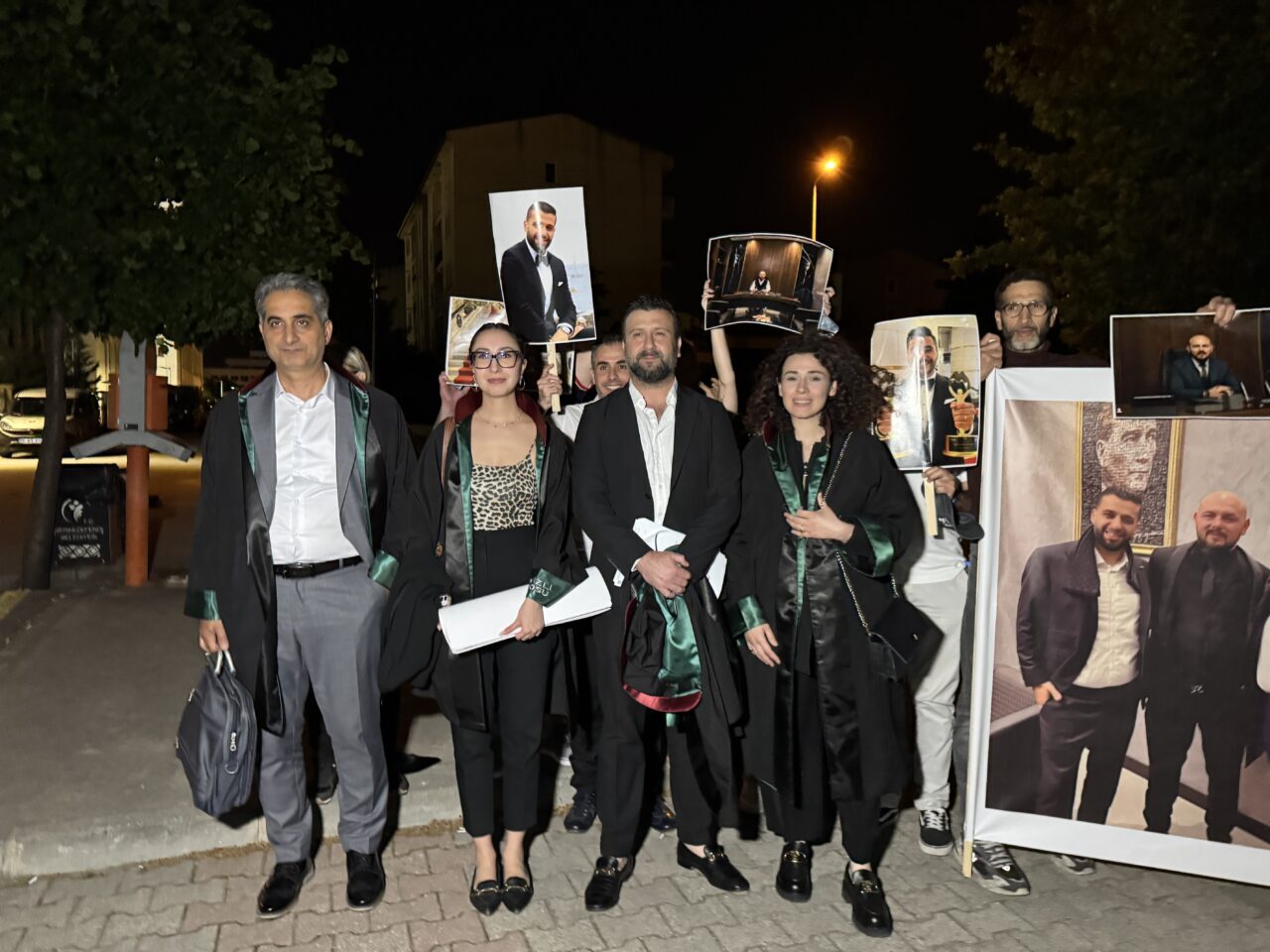 - Sanıklardan tutuklu V.Ç'nin tahliyesine, tutuksuz 3 sanık hakkında kırmızı
