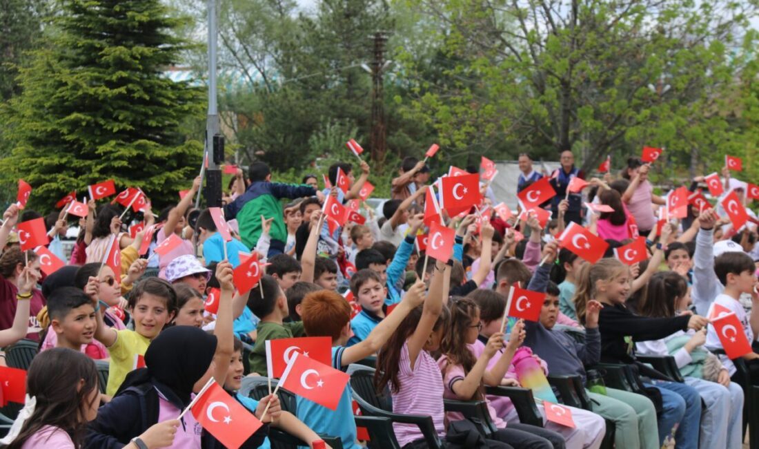 KÜTAHYA (AA) – Kütahya'da öğrenciler, "Vagon Sahne Projesi" kapsamında raylar
