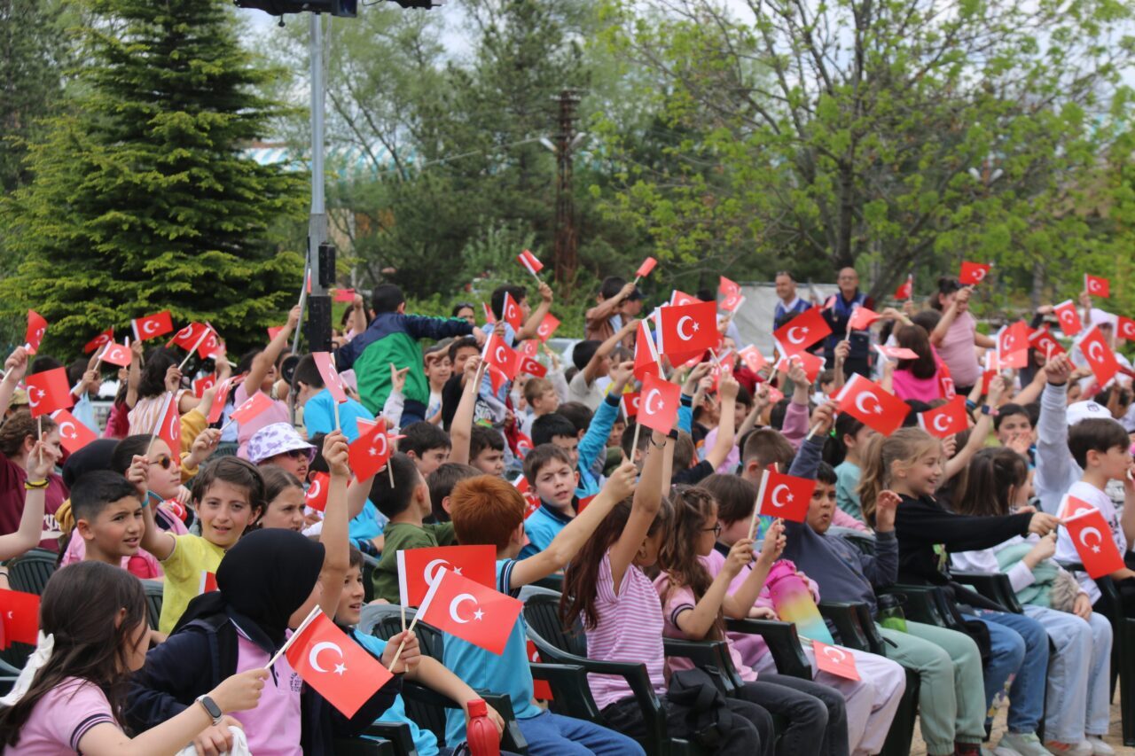 KÜTAHYA (AA) – Kütahya'da öğrenciler, "Vagon Sahne Projesi" kapsamında raylar
