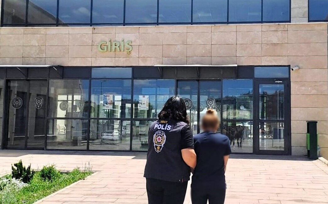 Afyonkarahisar’da dolandırıcılık suçundan 4 yıl hapis cezasıyla aranan şahıs polis