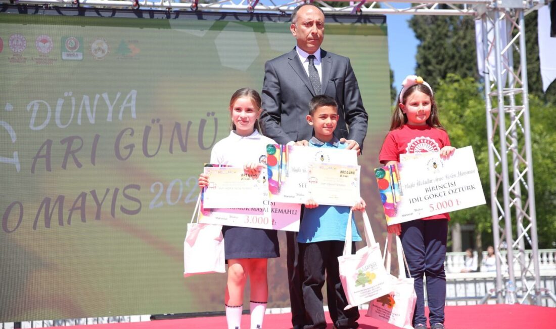- Çeşitli gösterilerin yapıldığı etkinlikte stantlar gezilerek arı ve arı