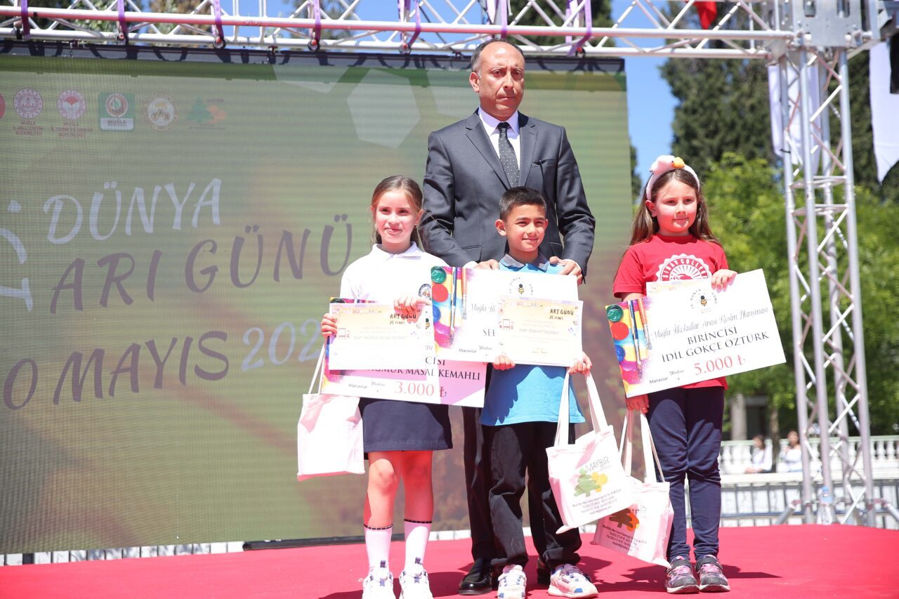 - Çeşitli gösterilerin yapıldığı etkinlikte stantlar gezilerek arı ve arı