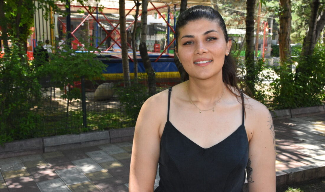 - Afyonkarahisar'da 28 yaşındaki Özge Özbek, ormanlık alanda bularak sahiplendiği