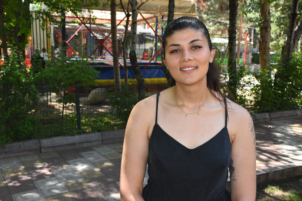 - Afyonkarahisar'da 28 yaşındaki Özge Özbek, ormanlık alanda bularak sahiplendiği
