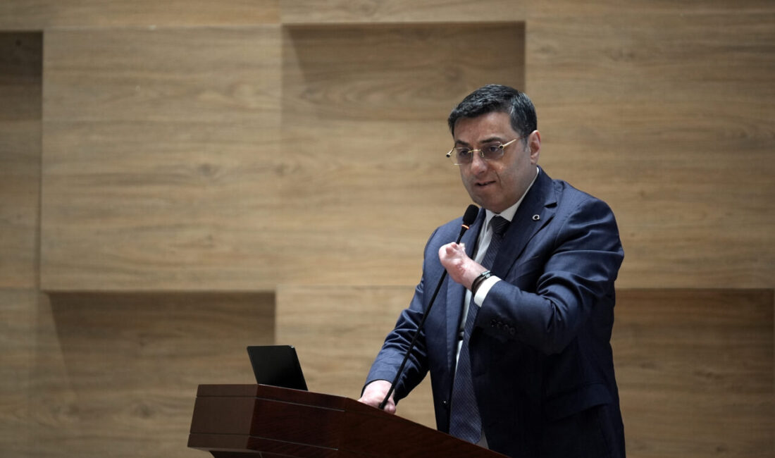 İZMİR (AA) – İzmir'de, bebekken buğday tarlasında çıkan yangında vücudunda