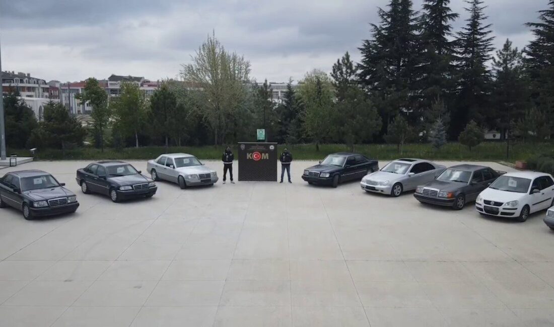 Eskişehir’de, yurt dışından getirilen otomobilleri, ağır hasarlı araçların motor ve