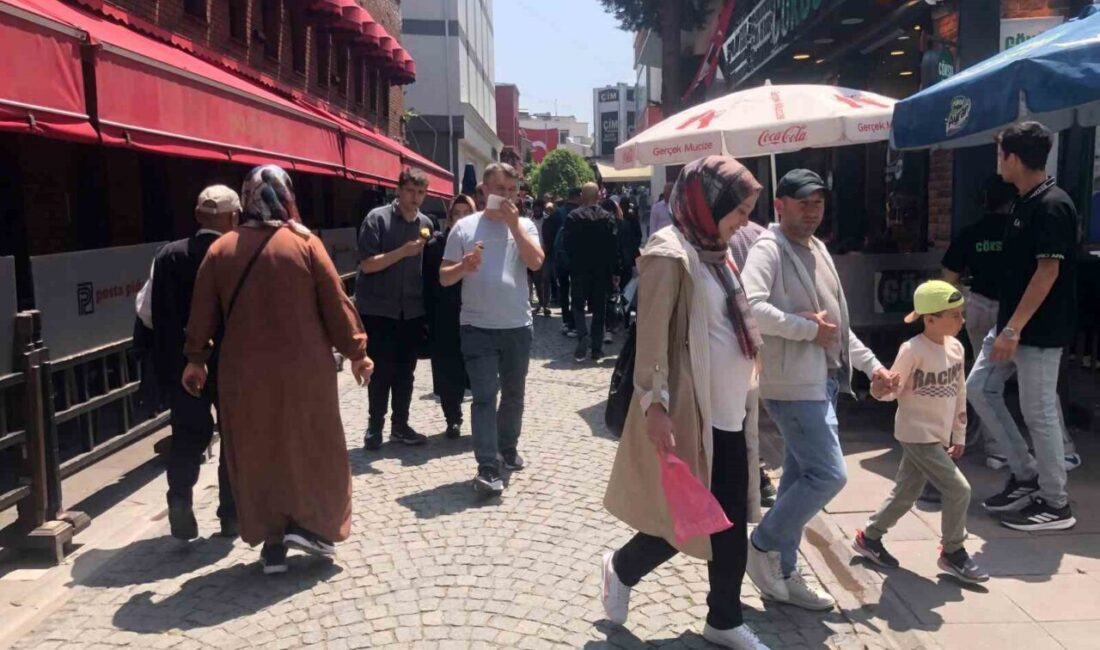 Eskişehir’de güneşli havayı fırsat bilen vatandaşlar çarşıda yoğunluk oluşturdu. Güneşli