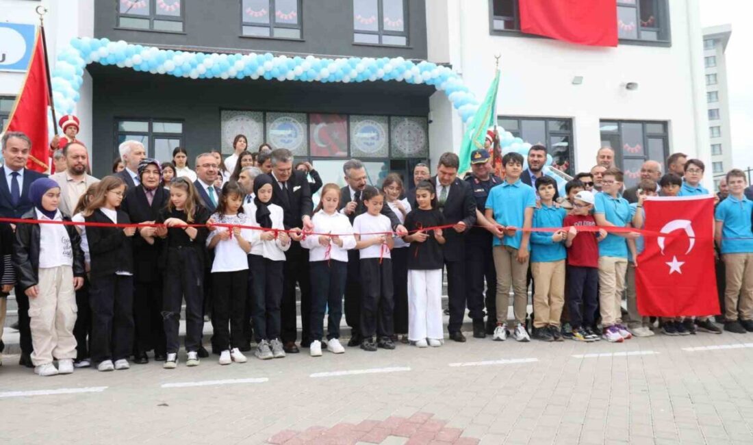 Eskişehir’de Fatih Sultan Mehmet İmam Hatip Ortaokulu’nun açılış töreninde konuşan