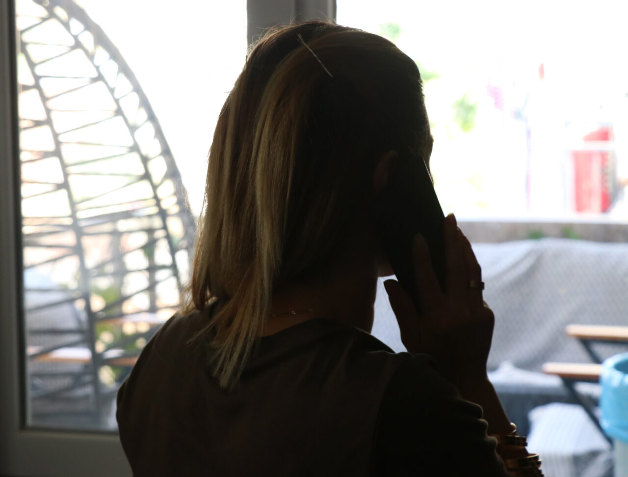 - İzmir polisi, ev hanımlarını ek iş vaadiyle dolandırdıkları gerekçesiyle