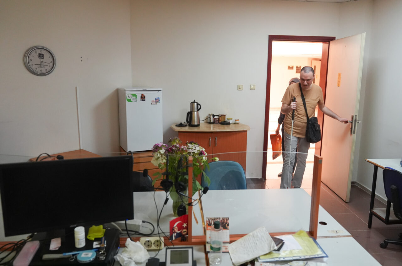 - Görme engelli oğlunun eğitimi için 1990 yılında Samsun'dan İzmir’e