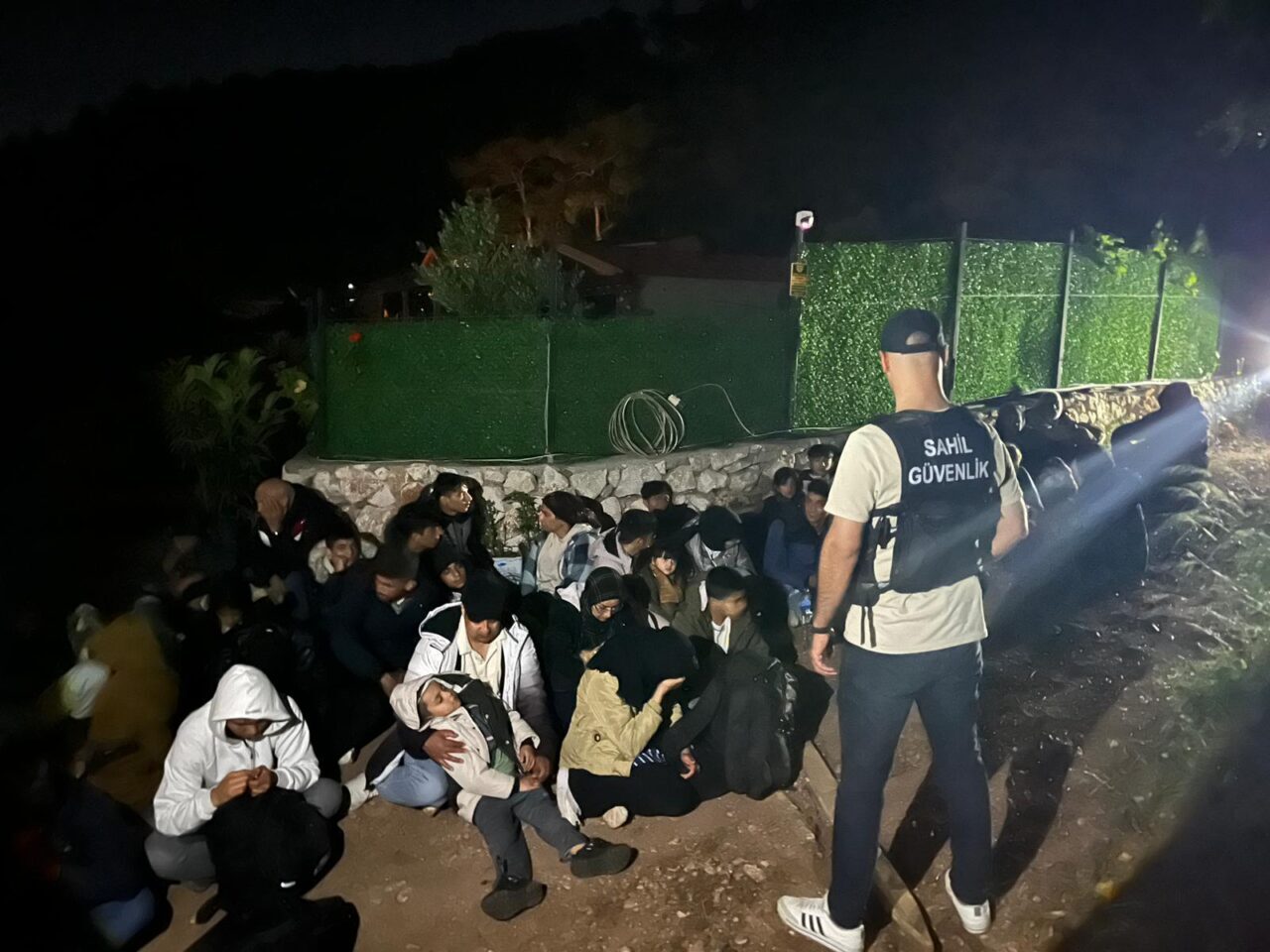 MUĞLA (AA) – Muğla'nın Fethiye ilçesindeki koyda 36 düzensiz göçmen