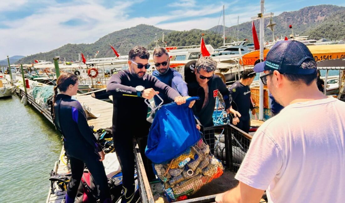MUĞLA (AA) – Muğla'nın Fethiye ilçesinde düzenlenen etkinlikte dalgıçlar, deniz
