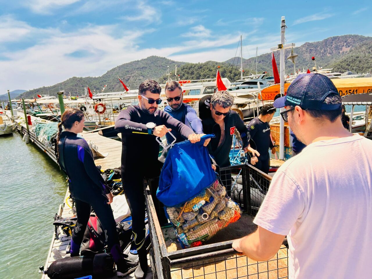 MUĞLA (AA) – Muğla'nın Fethiye ilçesinde düzenlenen etkinlikte dalgıçlar, deniz