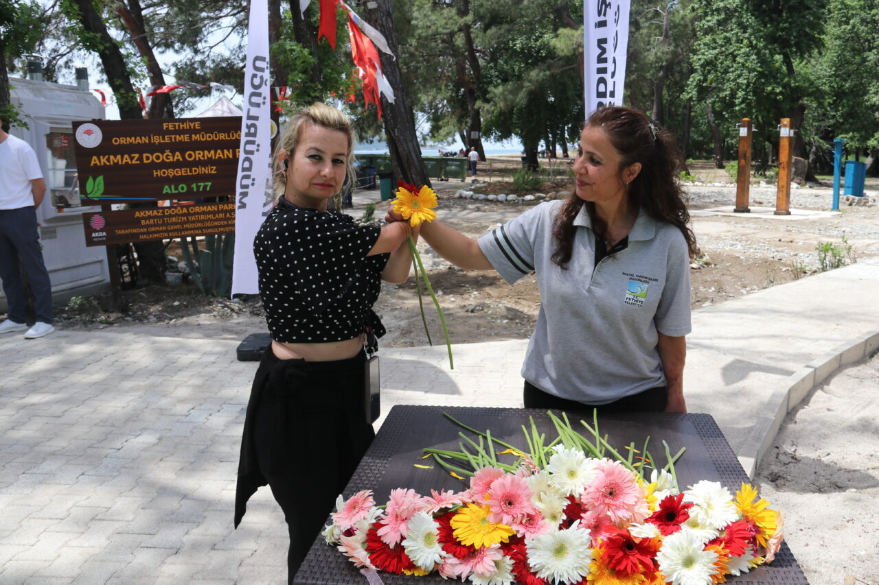 MUĞLA (AA) – Muğla'nın Fethiye ilçesinde engelli bireyler, deniz kenarında