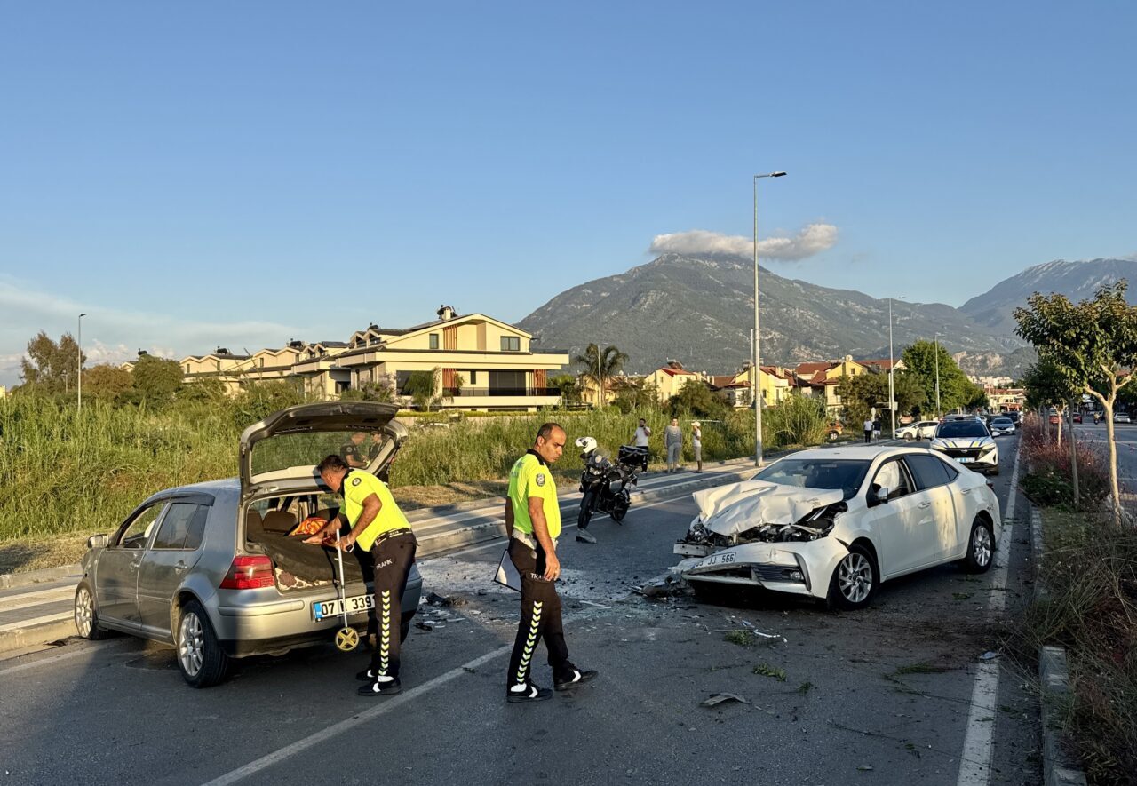 MUĞLA (AA) – Muğla'nın Fethiye ilçesinde iki otomobilin çarpışması sonucu