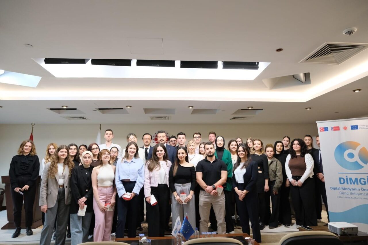 İZMİR (AA) – İzmir ve Manisa'da öğrenim gören iletişim fakültesi