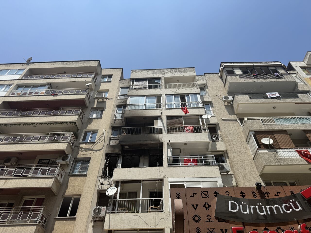 - Apartman yakınında kafe işleten Metin Deder:
- "Patlama ve alevle