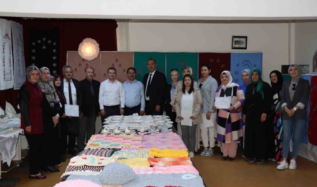Eskişehir’in Günyüzü ilçesi Halk Eğitim Merkezi Müdürlüğünde yıl sonu sergisi