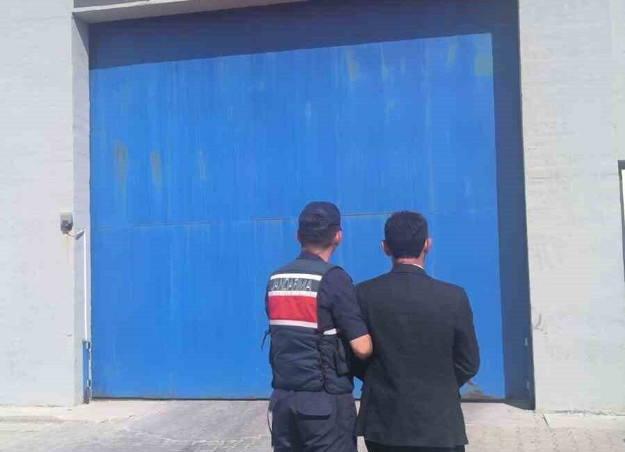 Afyonkarahisar’da 4 yıl 2 ay hapis cezasıyla aranan şahıs jandarmanın