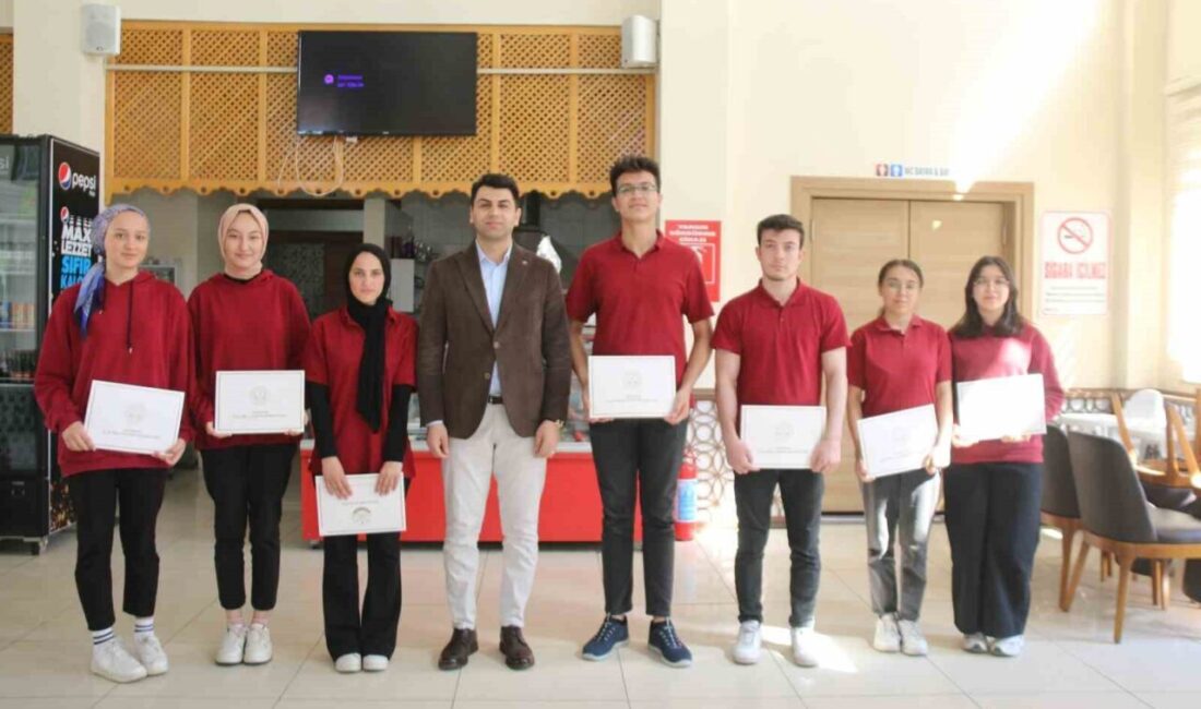 Kütahya’nın Hisarcık ilçesinde çeşitli yarışmalarda başarı elde eden öğrenciler için