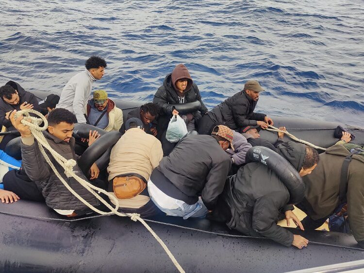 İZMİR (AA) – İzmir'in Çeşme ilçesi açıklarında 24 düzensiz göçmen