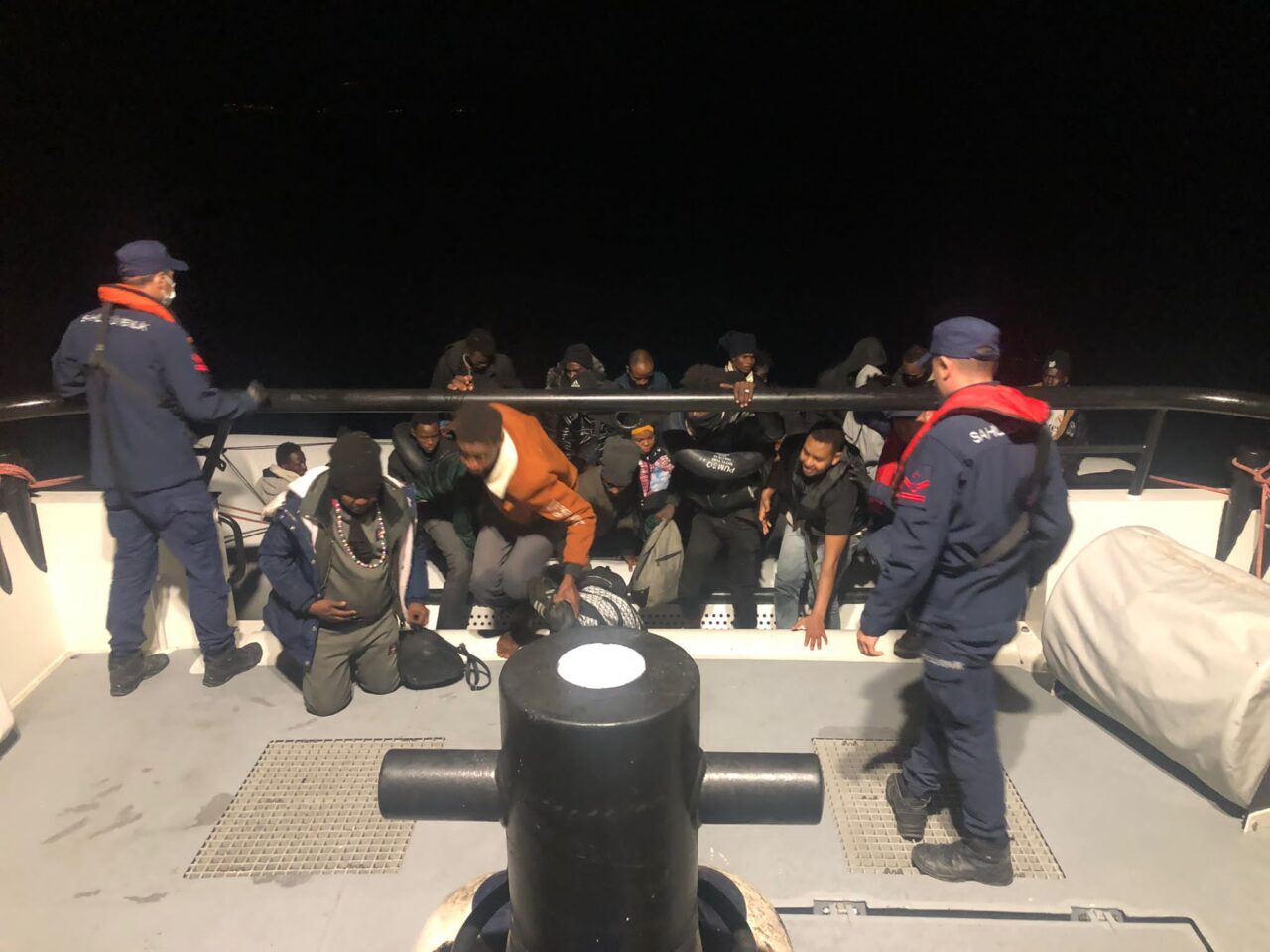 İZMİR (AA) – İzmir'in Dikili ilçesi açıklarında 28 düzensiz göçmen