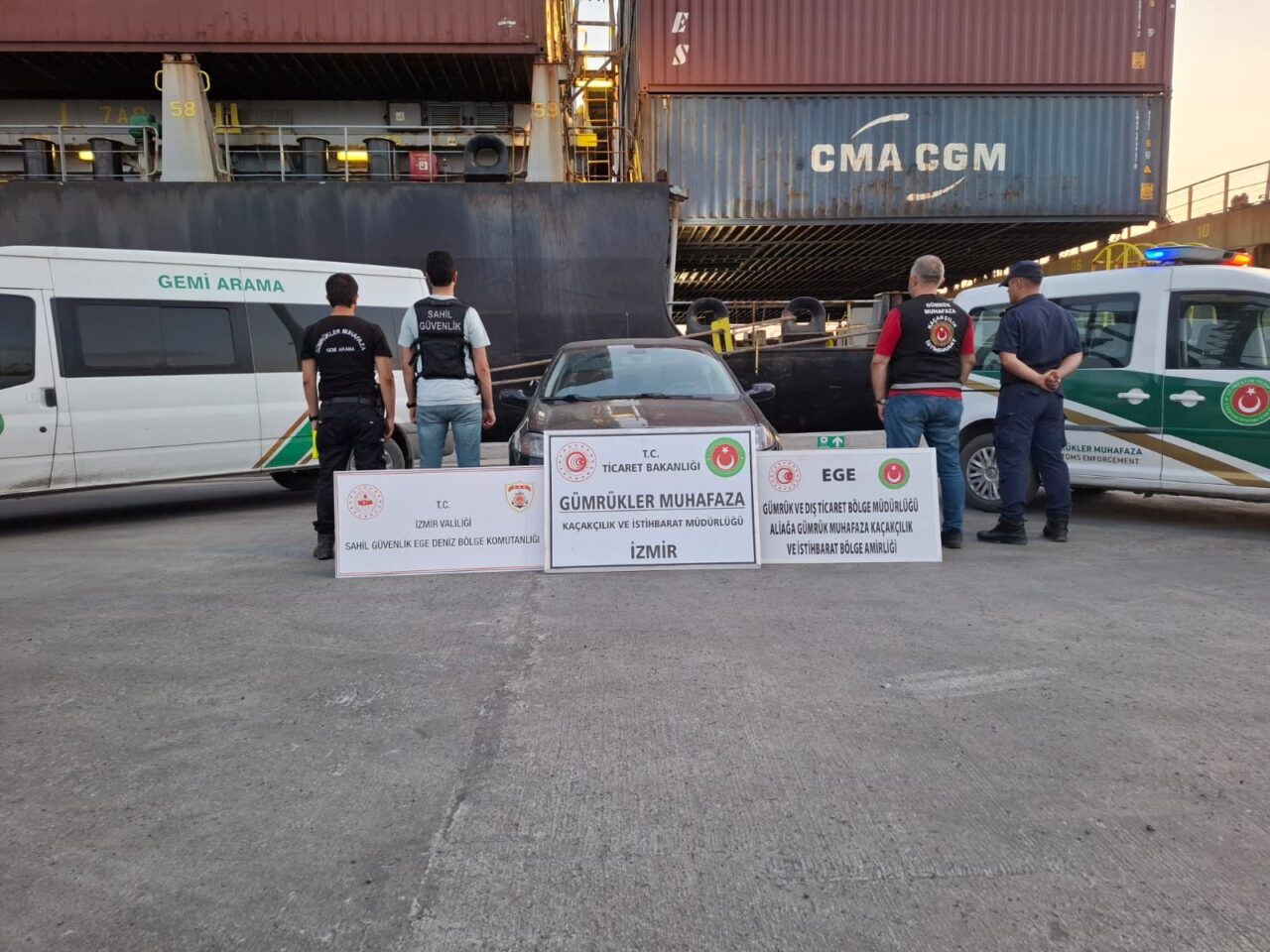 İZMİR (AA) – İzmir'in Aliağa ilçesinde bir gemide 54 ton
