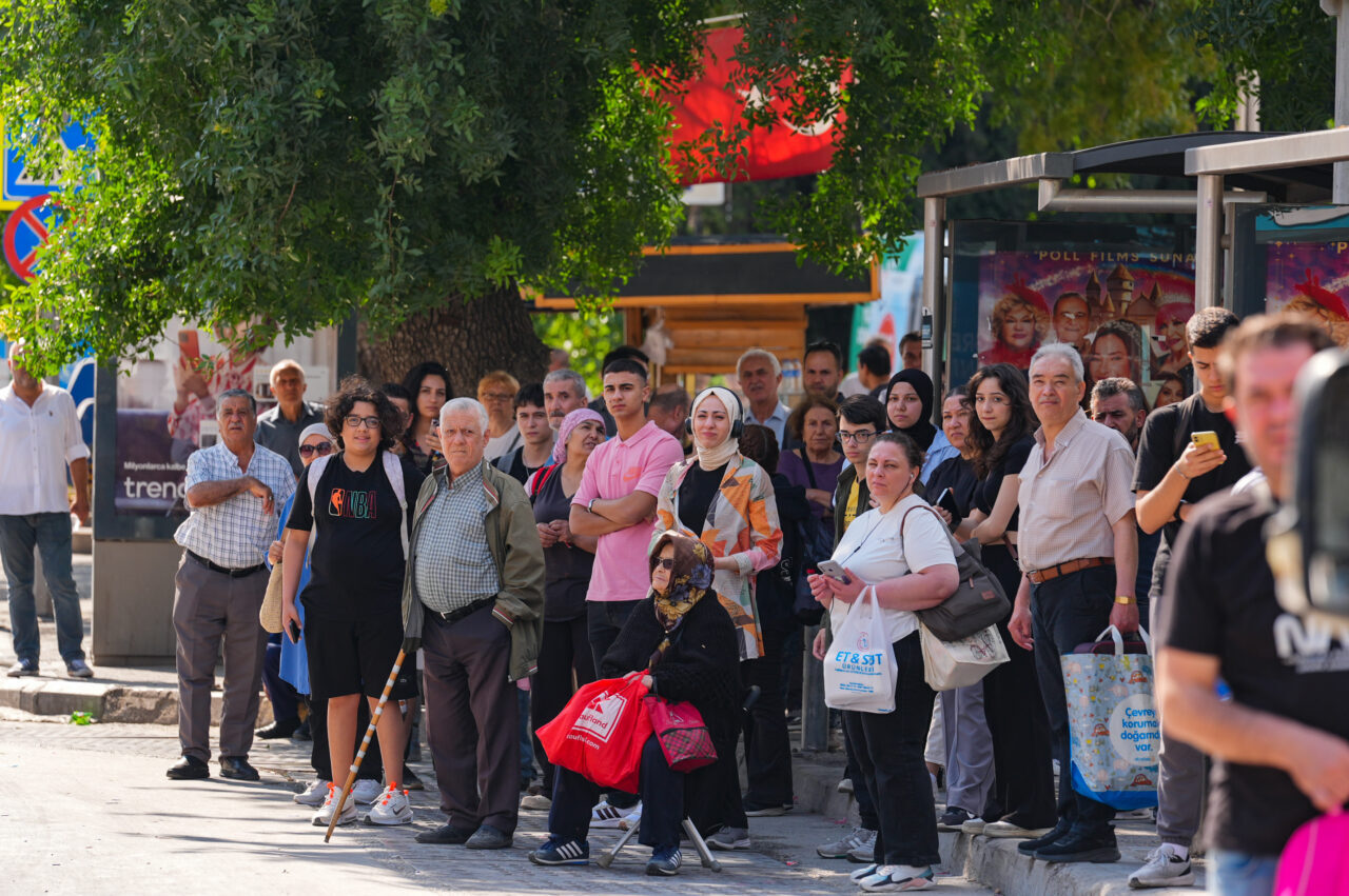 İZMİR (AA) – İzmir Büyükşehir Belediyesine bağlı iştiraklerde çalışan işçilerin
