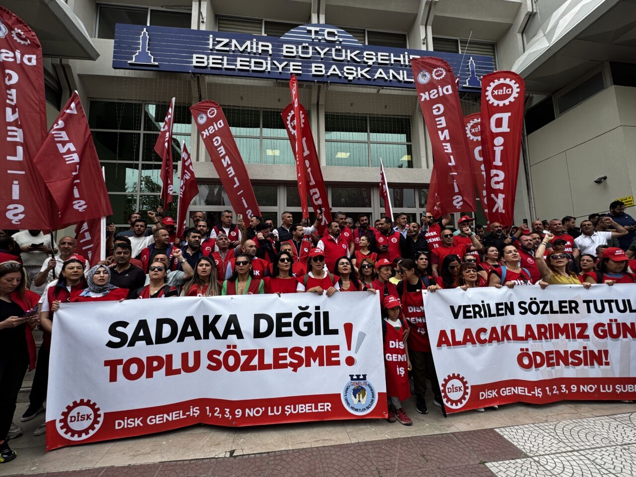 İZMİR (AA) – İzmir'de toplu iş sözleşmelerindeki anlaşmazlık nedeniyle Büyükşehir