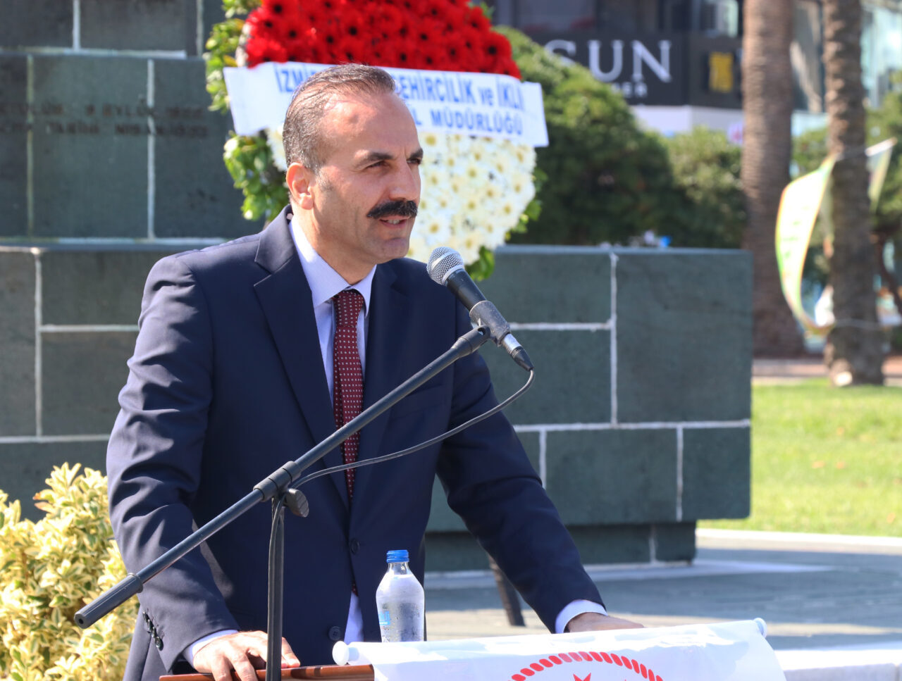İZMİR (AA) – İzmir'de Çevre Haftası dolayısıyla tören düzenlendi, sergiler