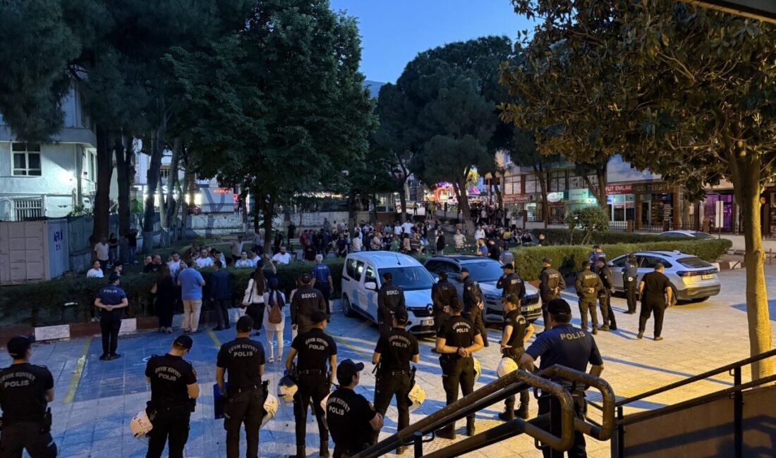 İZMİR (AA) – İzmir'de, duvarlara Cumhurbaşkanı Recep Tayyip Erdoğan'a hakaret