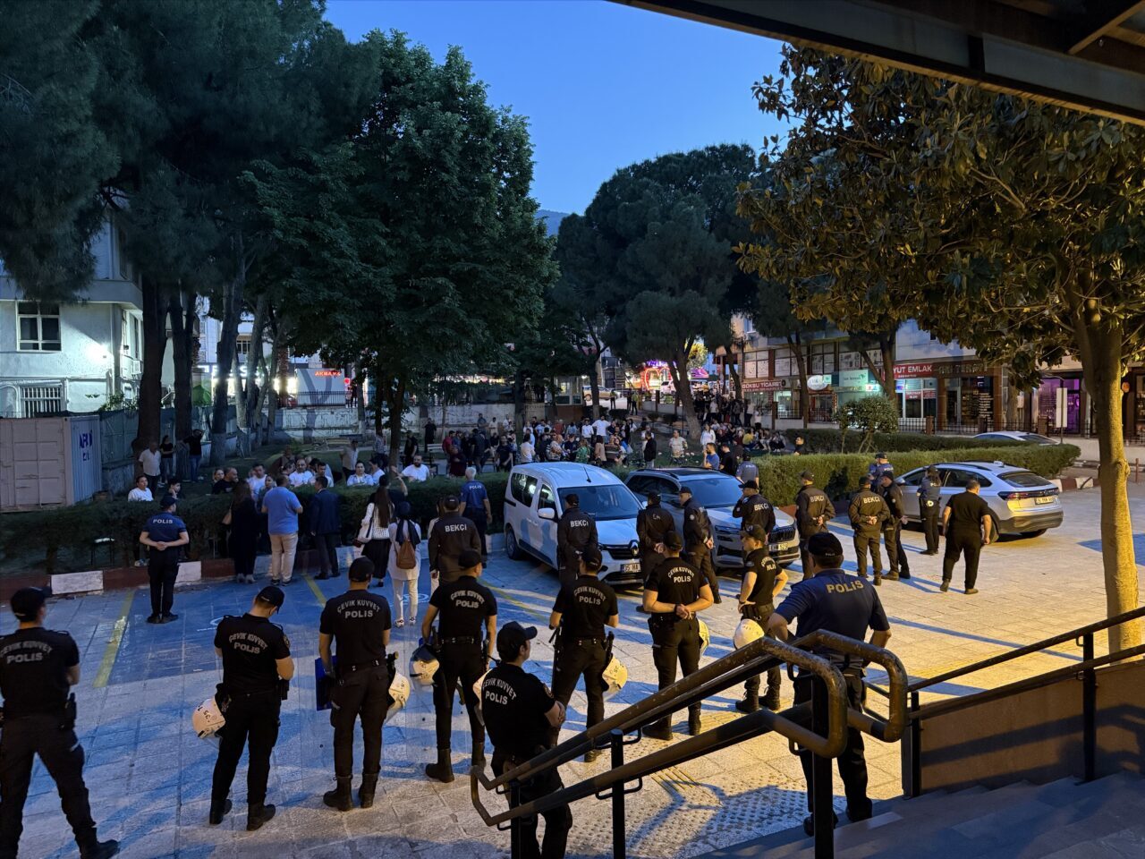 İZMİR (AA) – İzmir'de, duvarlara Cumhurbaşkanı Recep Tayyip Erdoğan'a hakaret