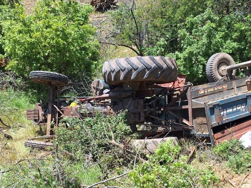 İZMİR (AA) – İzmir'in Ödemiş ilçesinde, devrilen traktörün altında kalan