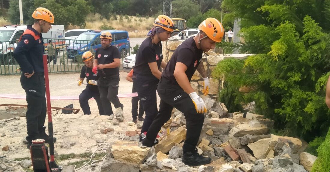İZMİR (AA) – İzmir'in Menemen ilçesinde düğün salonunun dekoratif beton