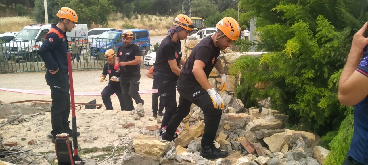 İZMİR (AA) – İzmir'in Menemen ilçesinde düğün salonunun dekoratif beton