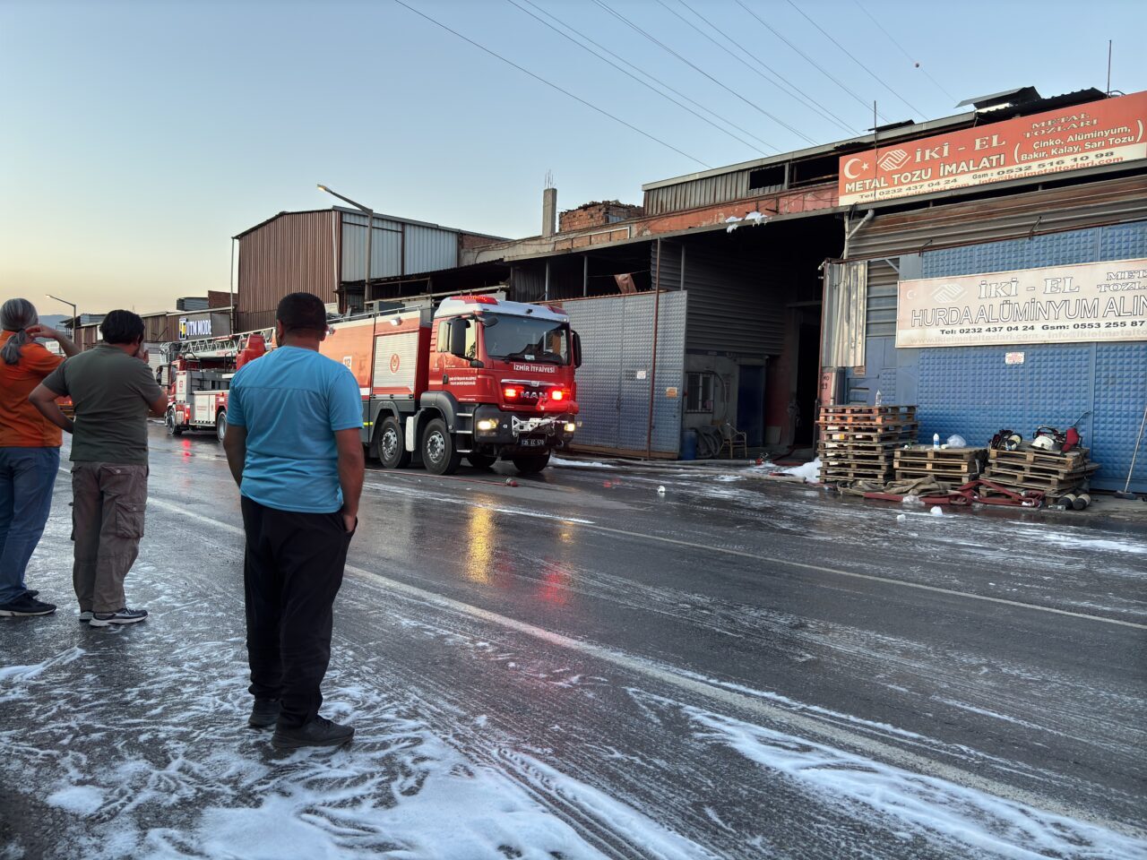 İZMİR (AA) – İzmir'in Bornova ilçesinde geri dönüşüm tesisinde çıkan