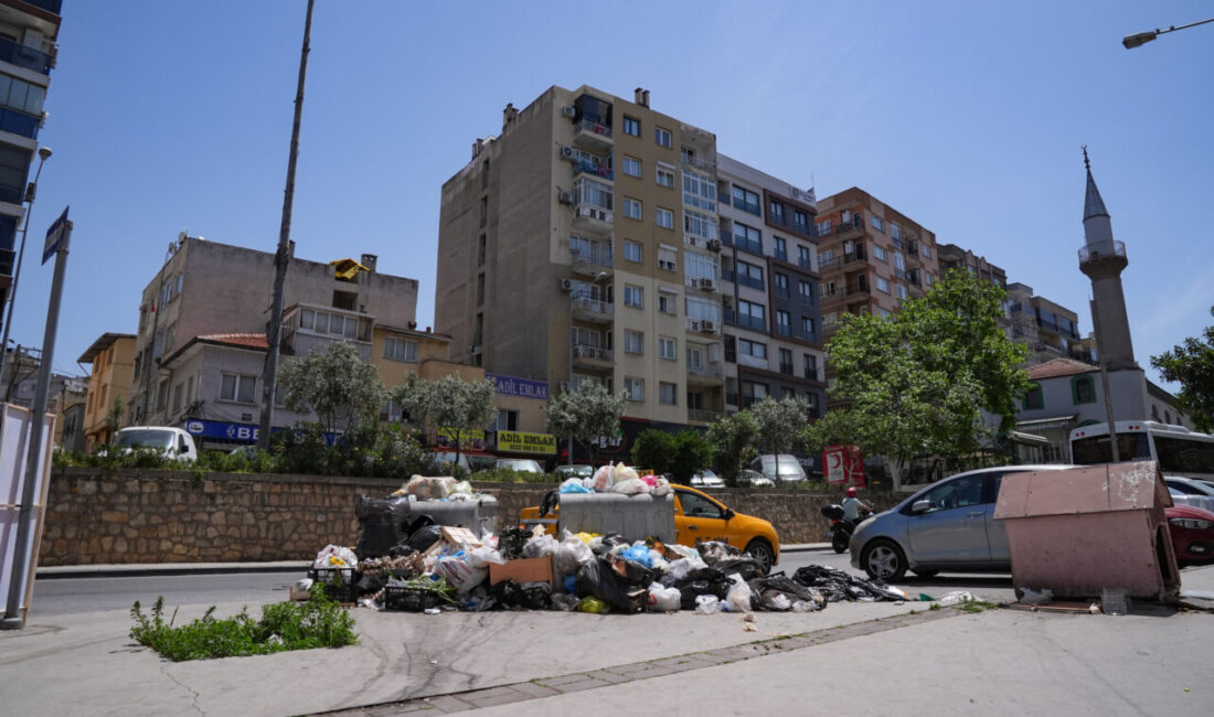 İZMİR (AA) – İzmir'in merkez Konak ilçesinde belediye işçilerinin greve