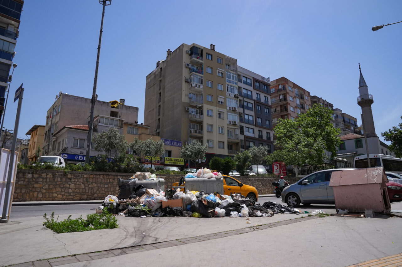 İZMİR (AA) – İzmir'in merkez Konak ilçesinde belediye işçilerinin greve