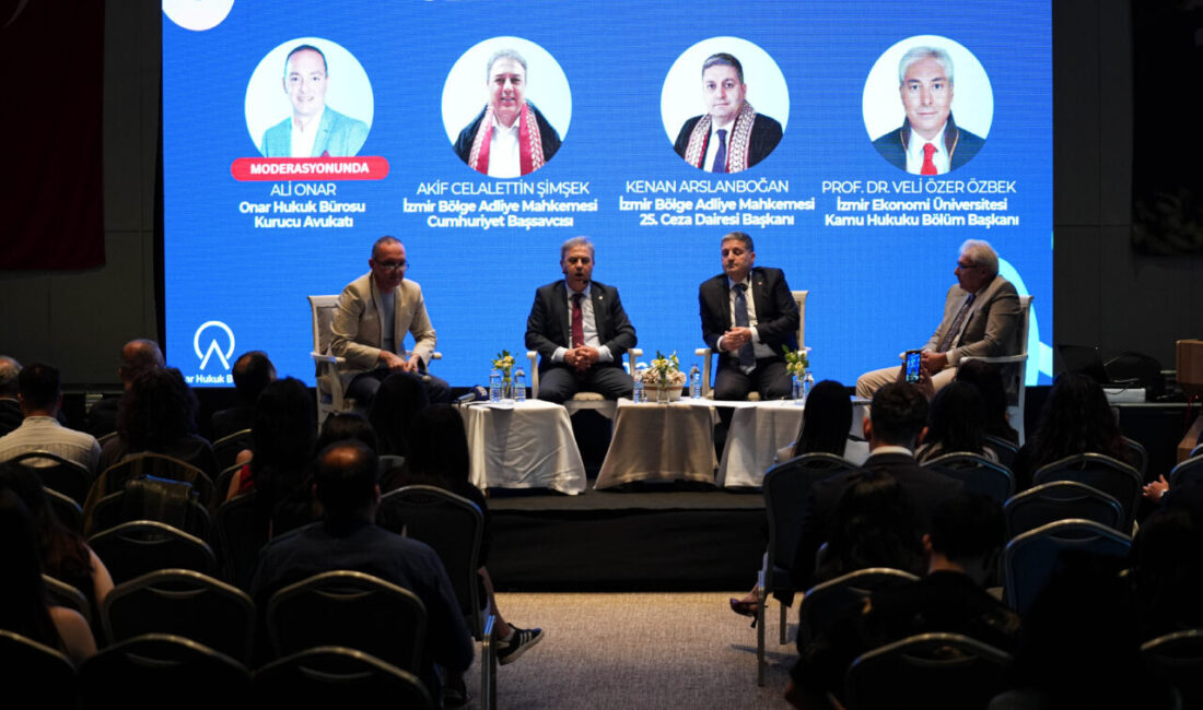 İZMİR (AA) – İzmir'de düzenlenen "Hukuk Festivali" başladı. Lawment Derneği
