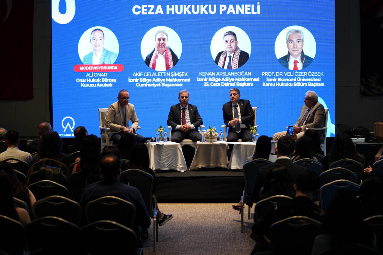 İZMİR (AA) – İzmir'de düzenlenen "Hukuk Festivali" başladı. Lawment Derneği