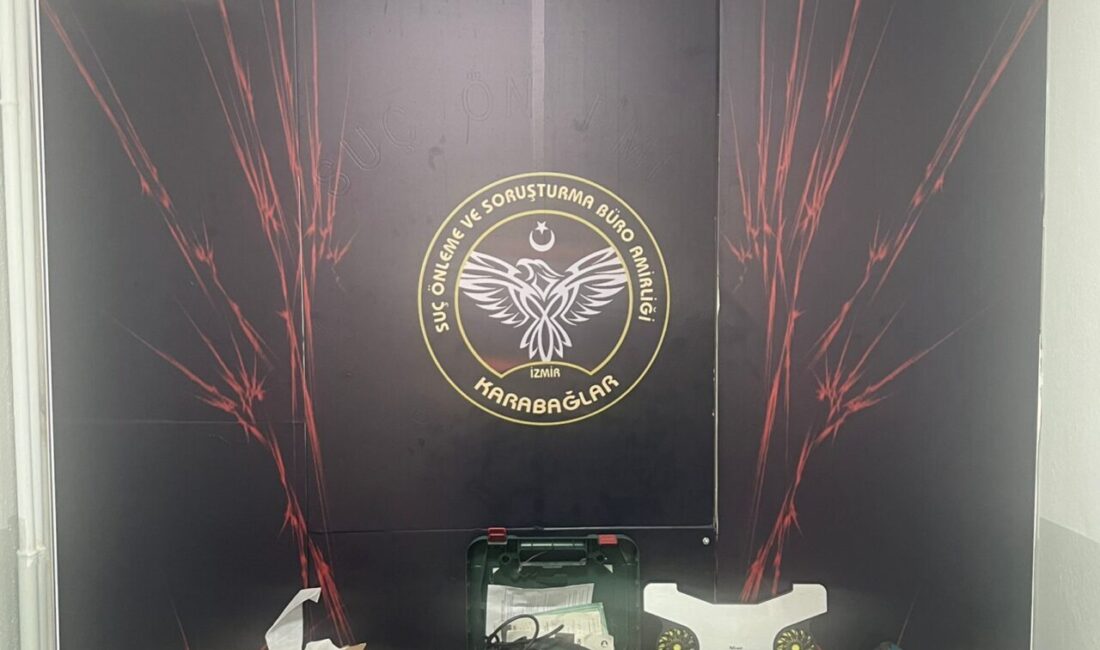- Şüphelilerin iş yerlerinden hırsızlık yaptığı anlar güvenlik kamerasınca kaydedildi