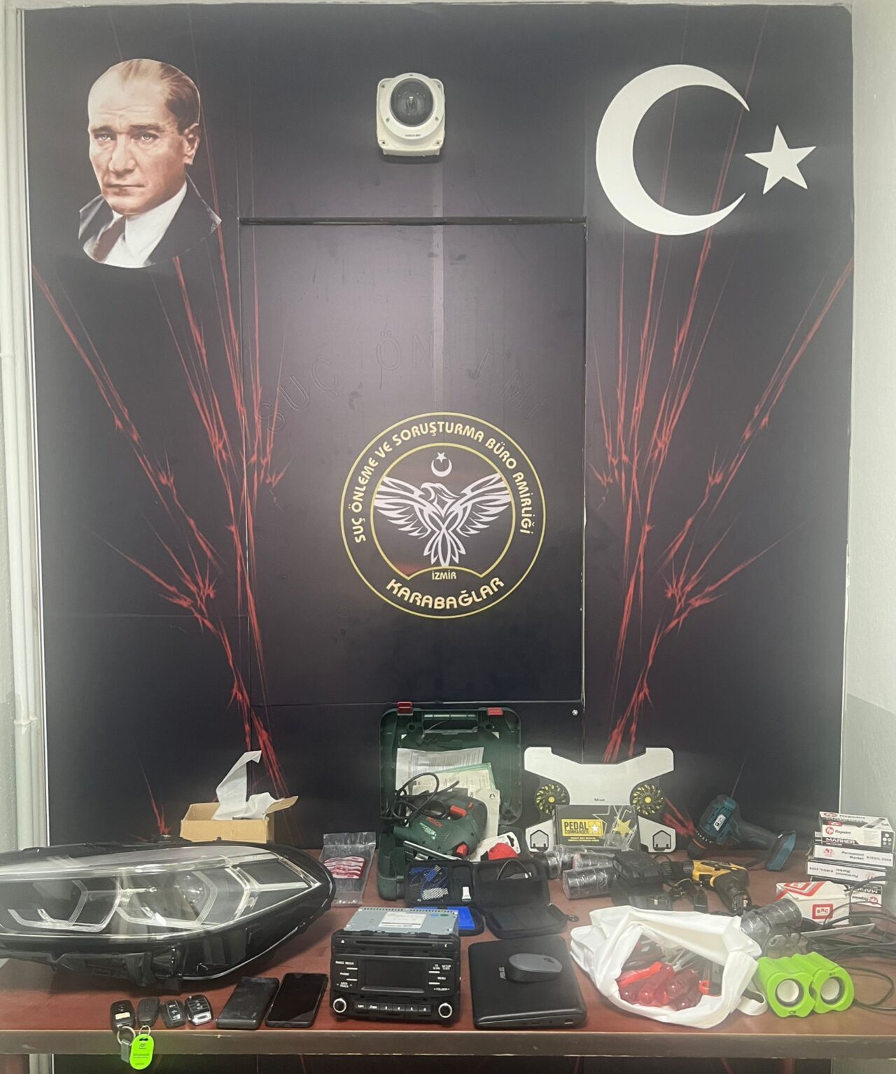 - Şüphelilerin iş yerlerinden hırsızlık yaptığı anlar güvenlik kamerasınca kaydedildi