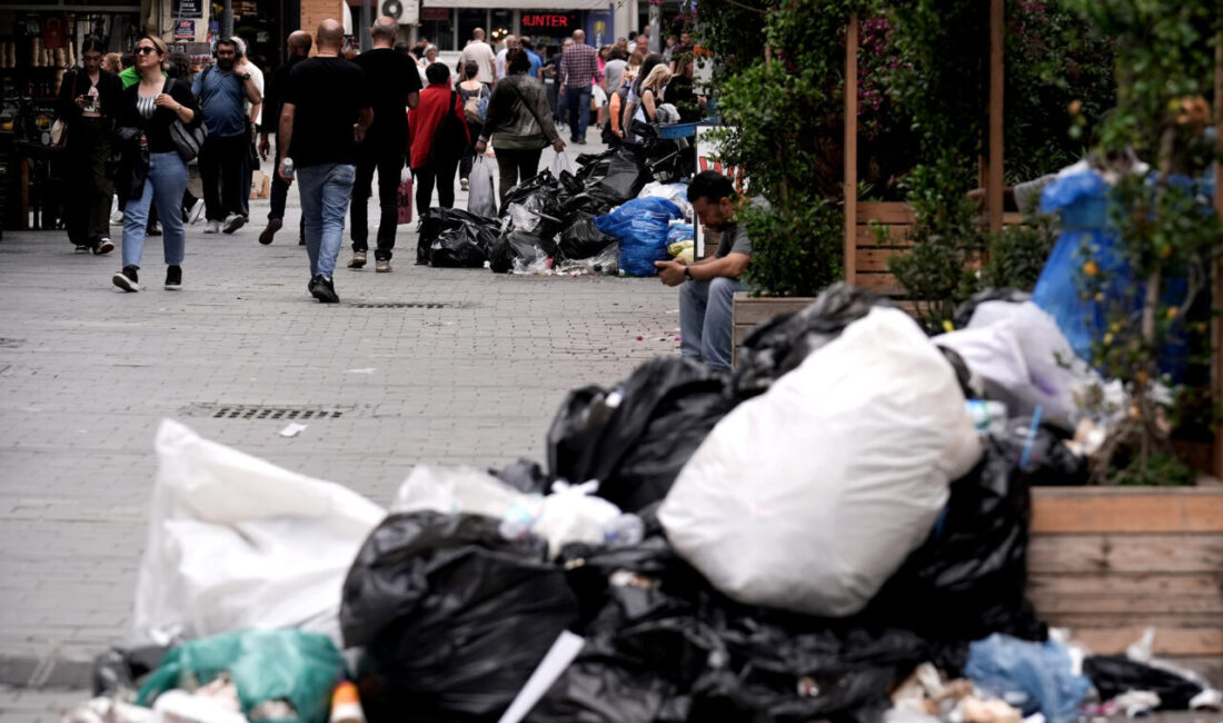İZMİR (AA) – İzmir'in merkez Konak ilçesinde belediye işçilerinin greve