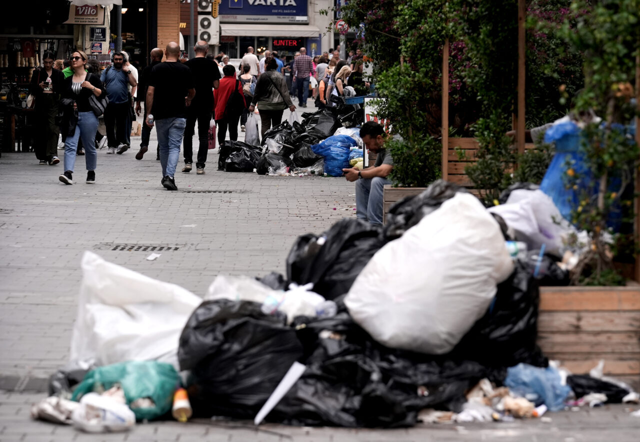 İZMİR (AA) – İzmir'in merkez Konak ilçesinde belediye işçilerinin greve